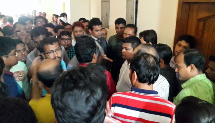  তোপের মুখে কুবি উপাচার্য, শিক্ষার্থীদের ক্লাস-পরীক্ষা বর্জন