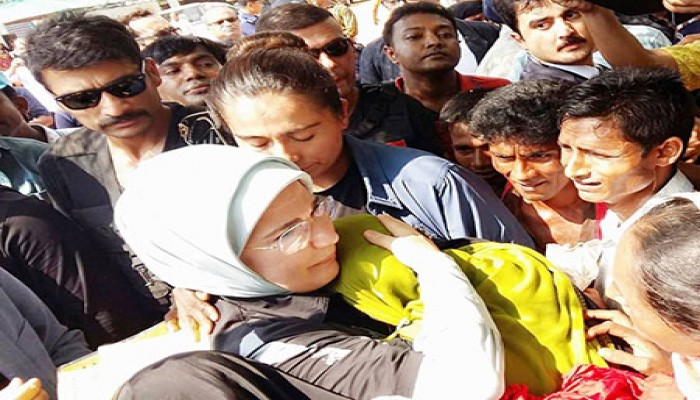 তুর্কী ফার্স্টলেডির সামনে কান্নায় ভেঙে পড়লো রোহিঙ্গারা