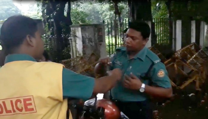 পুলিশের হাতে পুলিশ ধরা