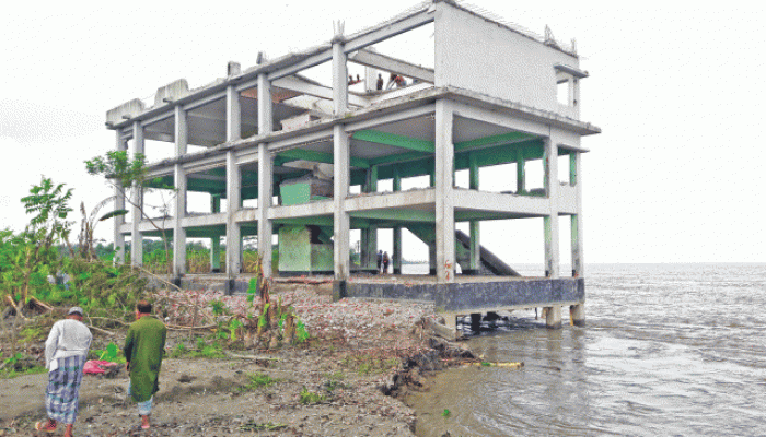 শরীয়তপুরে ভাঙনে আটটি বিদ্যালয় বিলীন