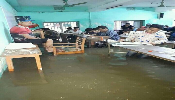 জাতীয় বিশ্ববিদ্যালয়ের অধীনে কুমিল্লা মহিলা কলেজে পানিতে বসে পরীক্ষা দিল ৬০০ শিক্ষার্থী