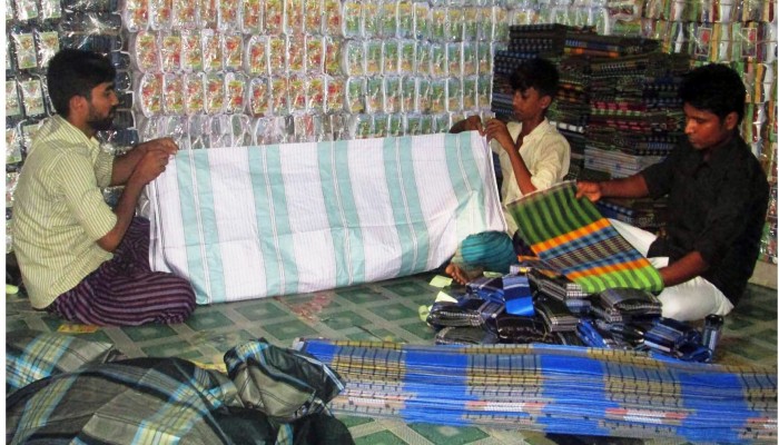 বাংলাদেশের লুঙ্গির সুনাম এখন বিশ্বজুড়ে