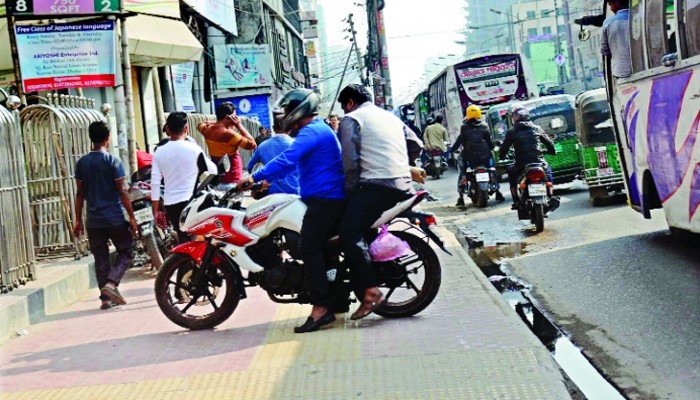 বেপরোয়া মোটরসাইকেল রাজধানীতে মূর্তিমান আতঙ্ক