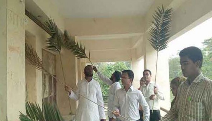 নিজ হাতে বিদ্যালয়ের টয়লেট ও কক্ষ পরিষ্কার করলেন ইউএনও