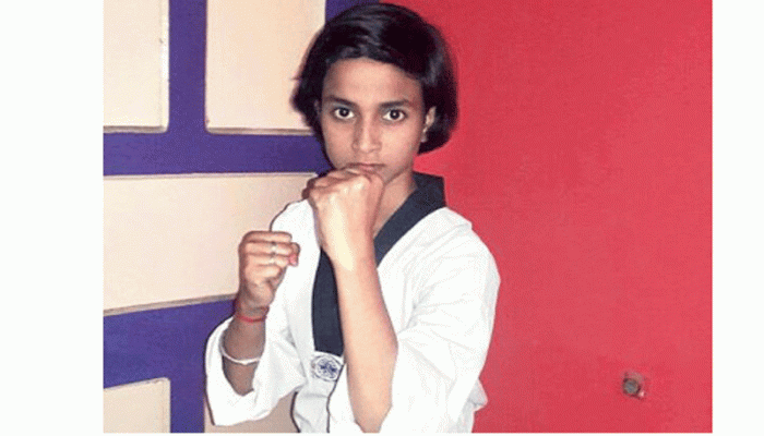 রাস্তায় সংঘবদ্ধ হয়ে যৌন হয়রানি, কুংফু ঝেড়ে দিয়েছে কিশোরী!