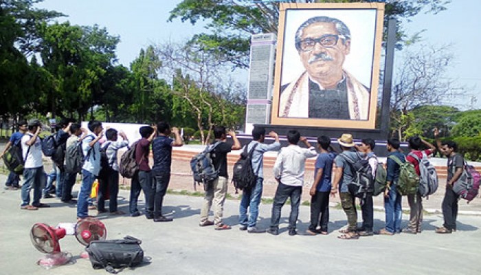ইবিতে ২২ আন্দোলনকারীকে হল ছাড়া করছে ছাত্রলীগ, বঙ্গবন্ধুর ম্যুরালে স্যালুট আন্দোলনকারীদের 