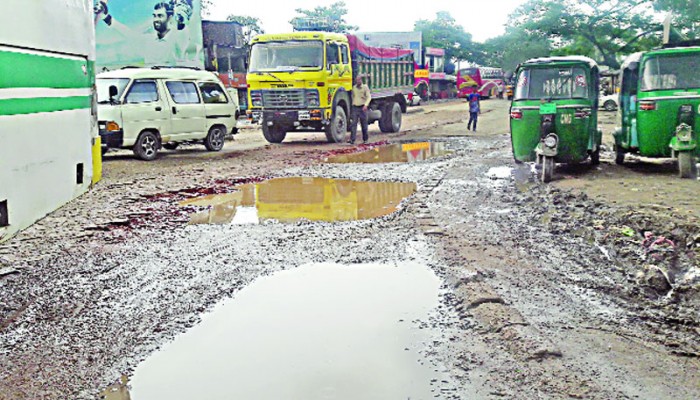 একসময়ের মসৃণ রাস্তায় এখন চলাই দায়