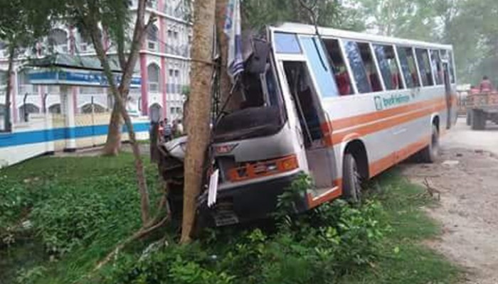 বাইকচালককে বাঁচাতে গিয়ে দুর্ঘটনার কবলে ইসলামী বিশ্ববিদ্যালয়ের বাস