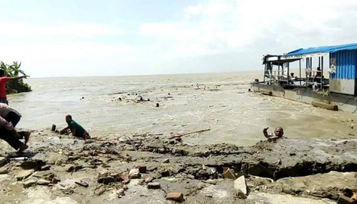 শরীয়তপুরের নড়িয়ায় হঠাৎ পদ্মায় বিলীন ৫০ মিটার, নিখোঁজ ২০